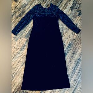 Robbie Bee size 12 black velvet & lace long sleeve sweetheart cut long gown